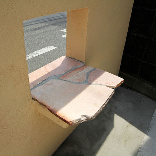 自然石乱張りの花台