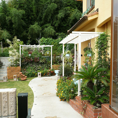 お庭に2つのパーゴラを
