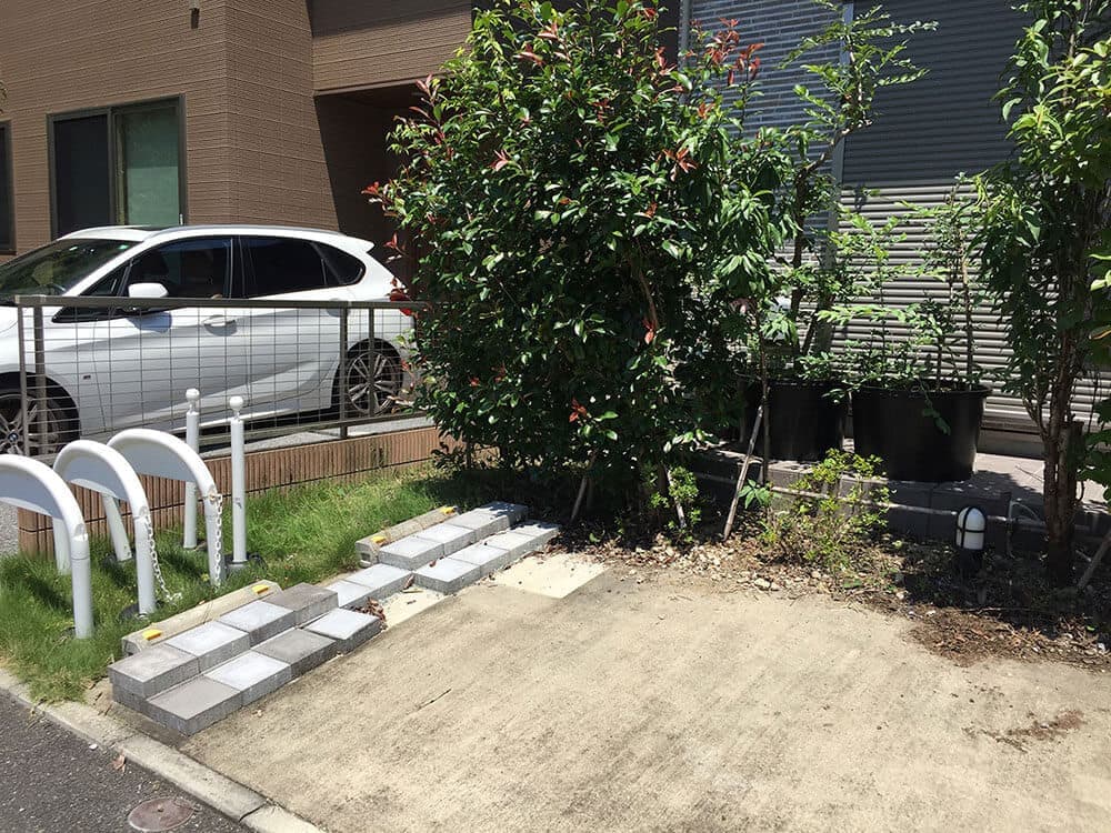 草木が生茂るリフォーム前のお庭