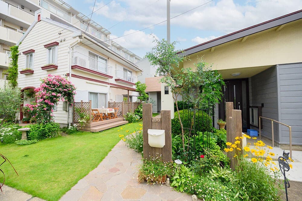 リフォーム前の既存の築山と芝生