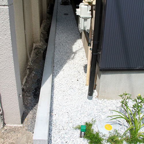 サービスヤードには秩父砂利を
