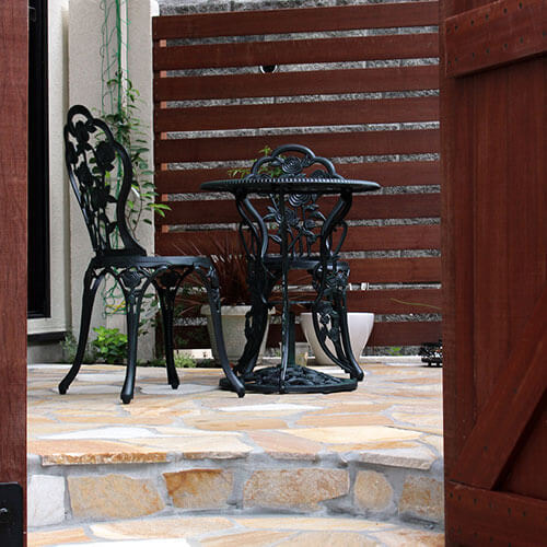 自然石乱貼りテラス