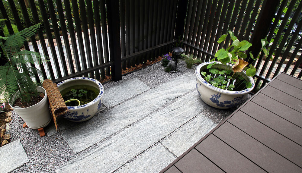 掃き出し窓前をモダン和風の外空間に