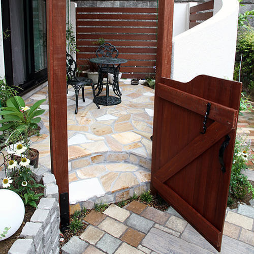 アマゾンジャラ木製門扉とテラス
