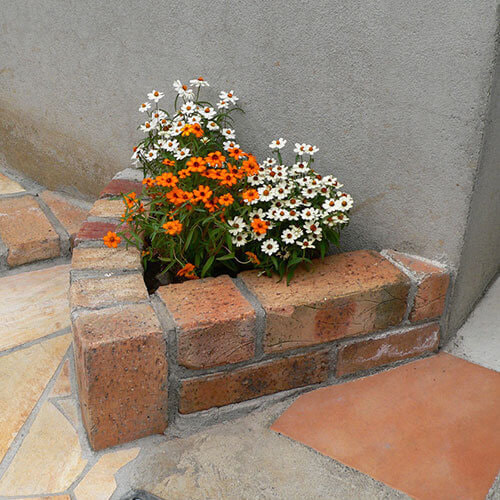 レンガ製の花壇