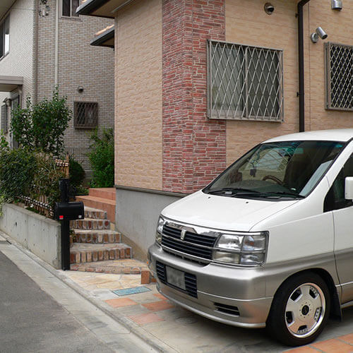 車とエントランス