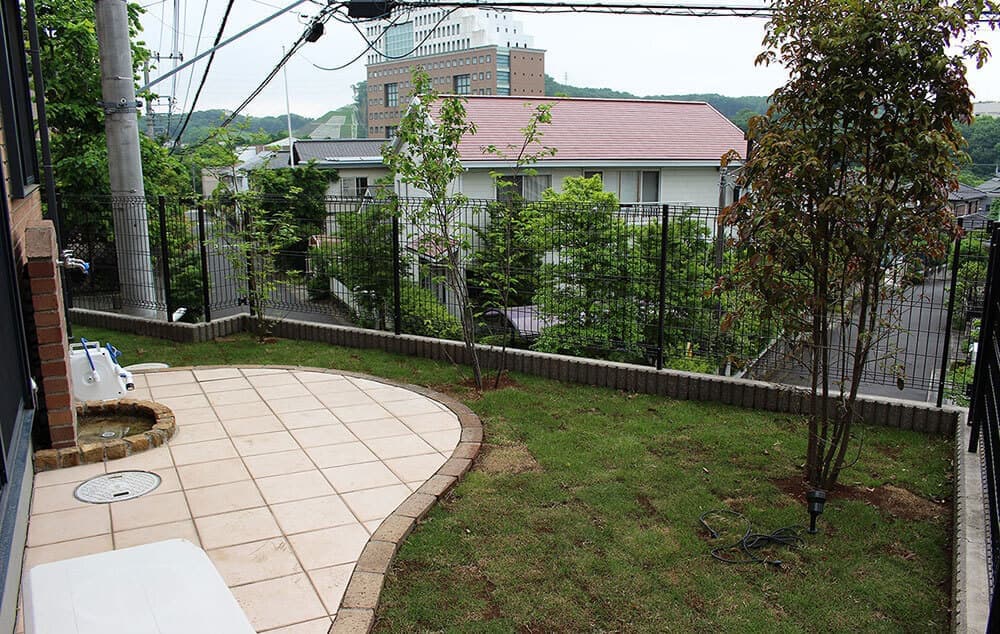 芝生が貼られた庭先