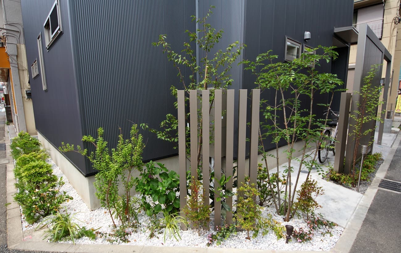 植栽とフェンス