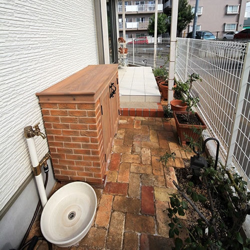 植栽成長前の物置まわり