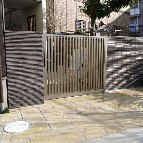 正面玄関のスライド門扉