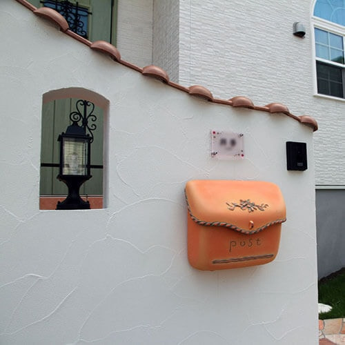 ガラスの表札とディーズガーデンのポストで門廻りを可愛く演出