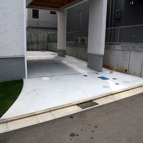 テラス下に設けた広い駐車場