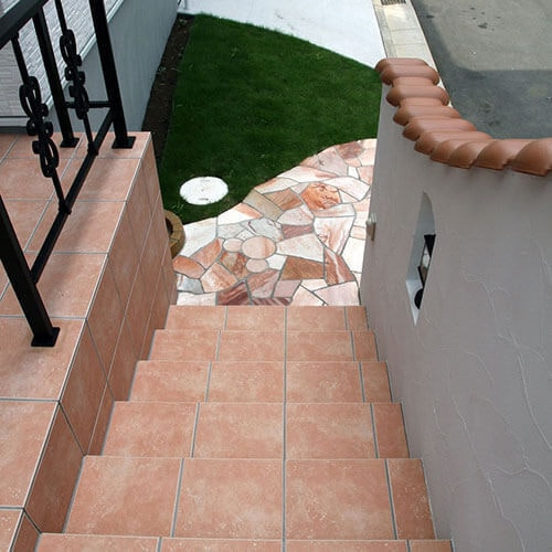 タイル張りの階段