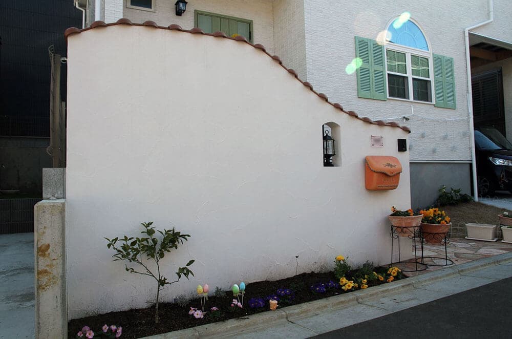 欧風瓦にマッチした門塀