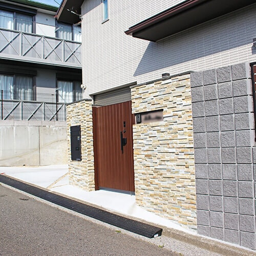 動線を意識したクローズ外構