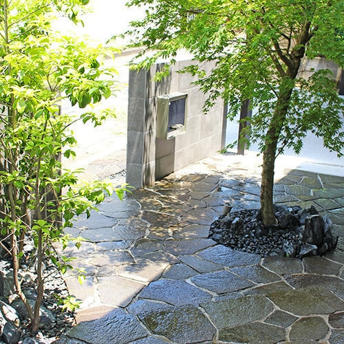 石張りのアプローチ
