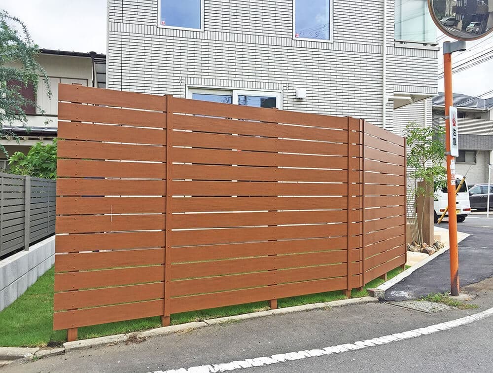 自然となじむ木調フェンス