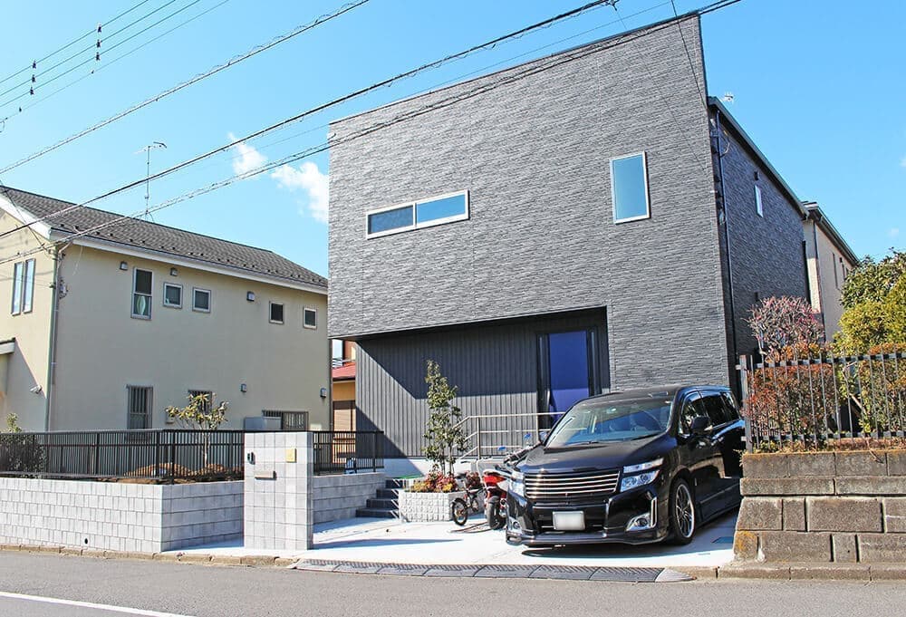 高低差を有効活用したエクステリア