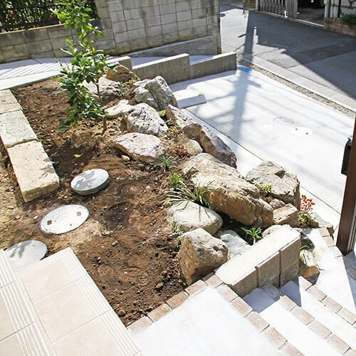 既存の自然石平板を用いたお庭