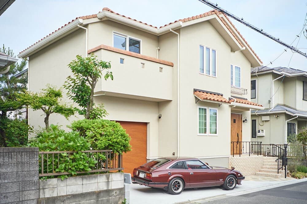 建物の色とマッチしたクラシックな外構