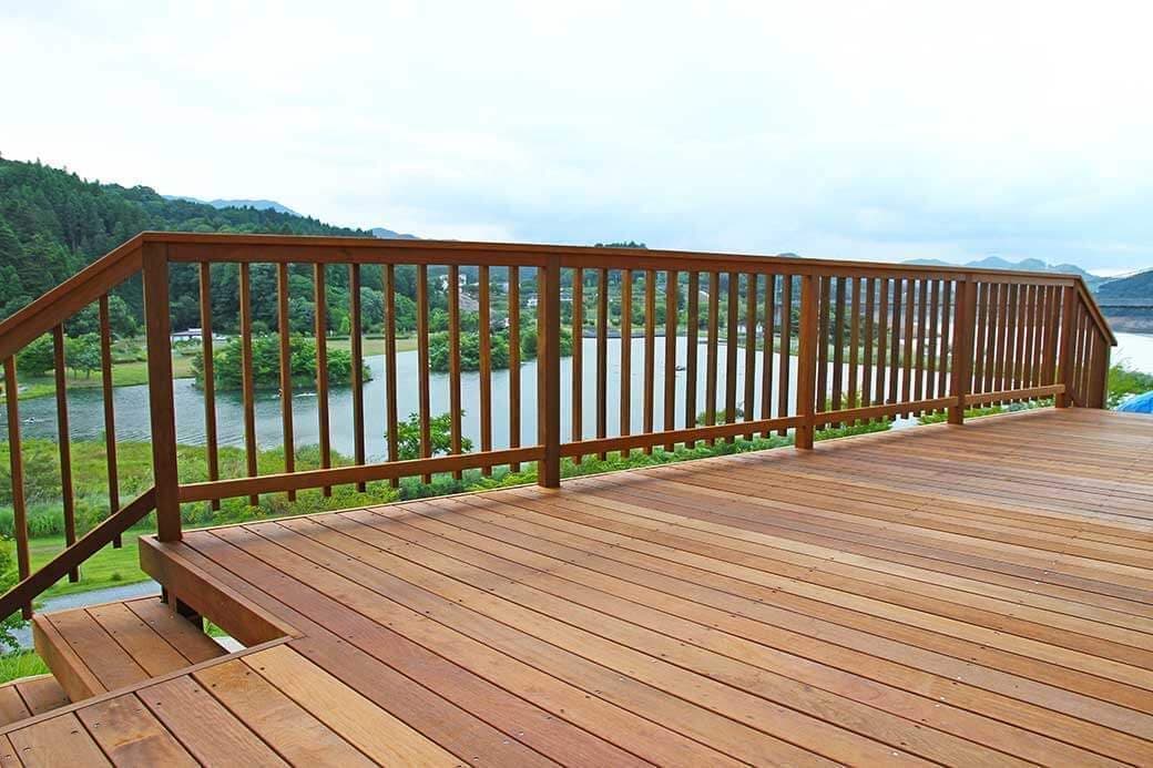 天然木材のウッドデッキ