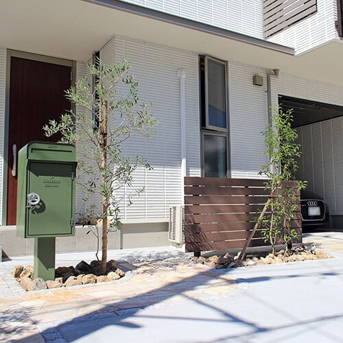 ポストとフェンス