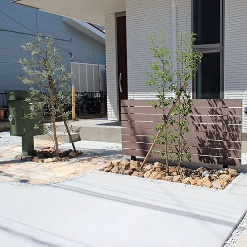 フェンスと植栽